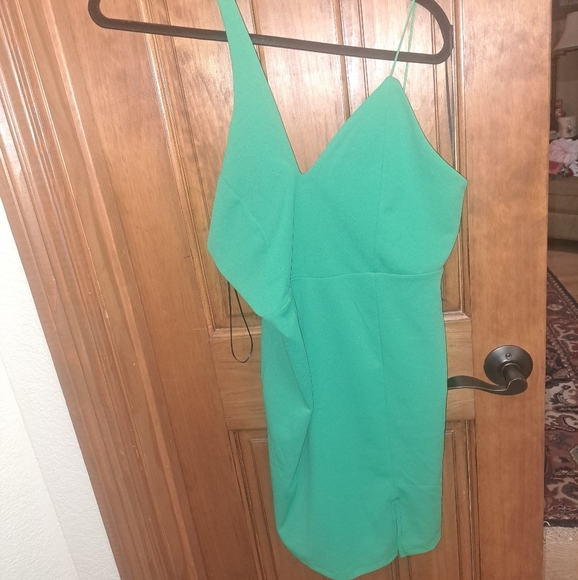 Size small beautiful green dress asymmetrical straps by OLIA lulu's - Picture 3 of 7